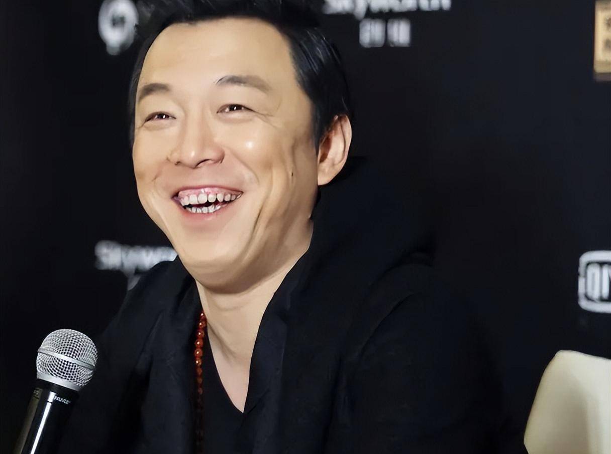 黄渤除了是演员之外,他还是一个出色的主持人,当时他搭档蔡康永