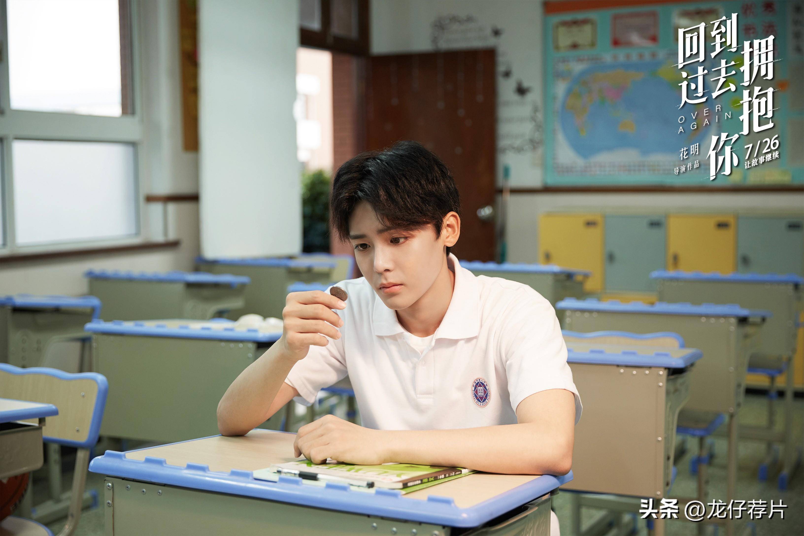 22岁21岁的侯明昊迎来了自己的第一次小爆发,在青春校园剧《人不彪悍