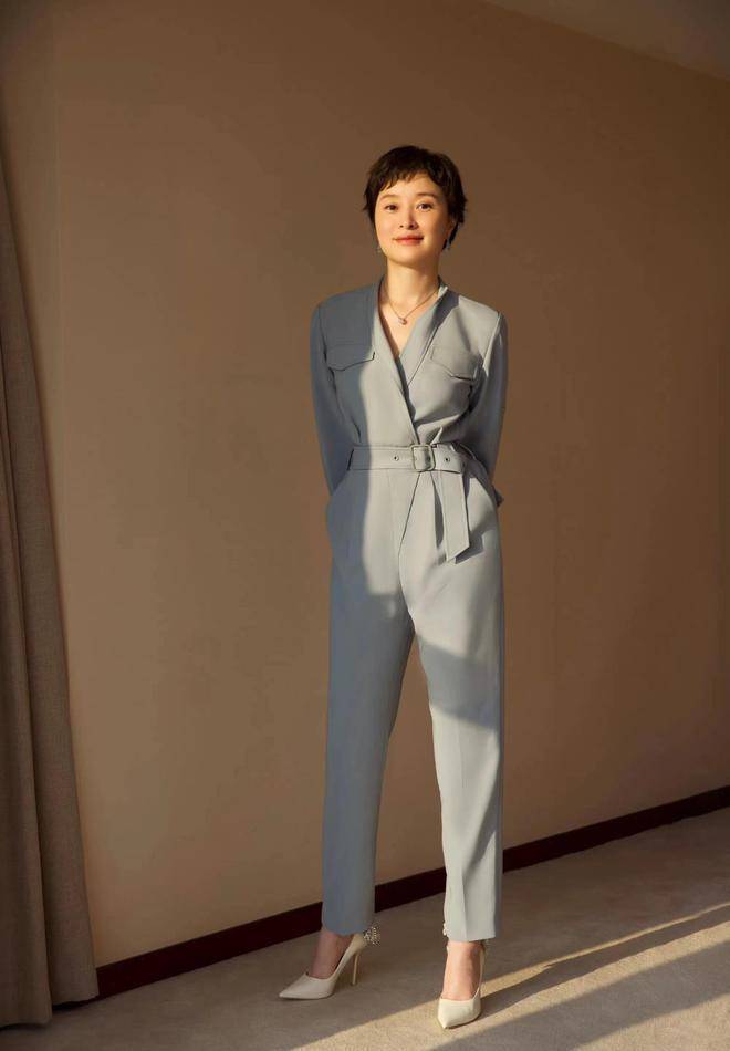 一个穿运动鞋像学生,一个穿高跟鞋像淑女_身材_优点_时候