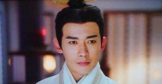 暂居在邯郸的卫国客商吕不韦(聂远饰演)野心勃勃,一直想用奇货可居的