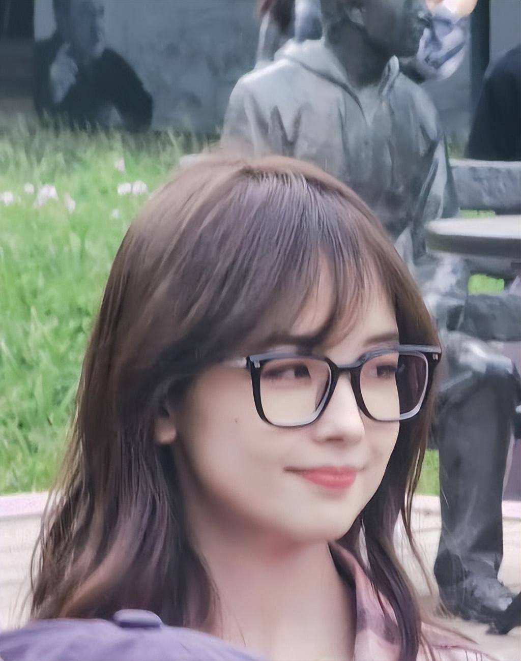 33岁王冰冰现身中传,甜美可人显校园女神范,穿278元衬衫引关注_节目