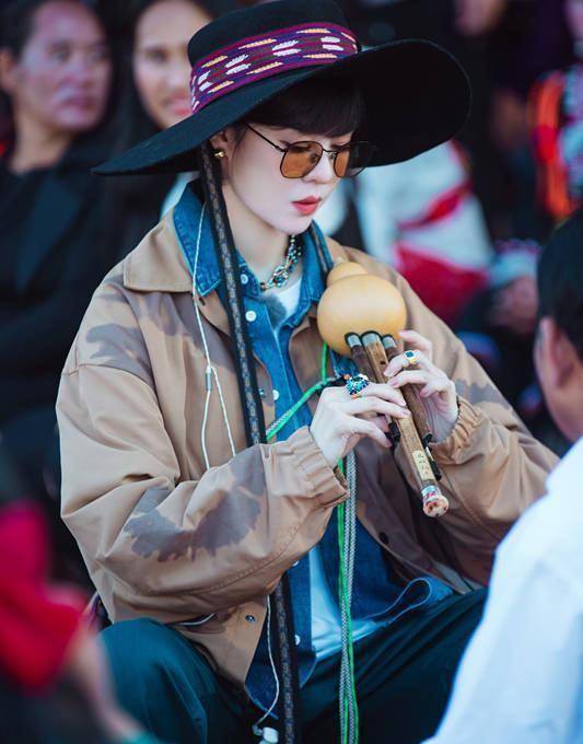《姐姐》团综云南站路演开启 郁可唯孟佳合作《蝴蝶海》感动全场_村民