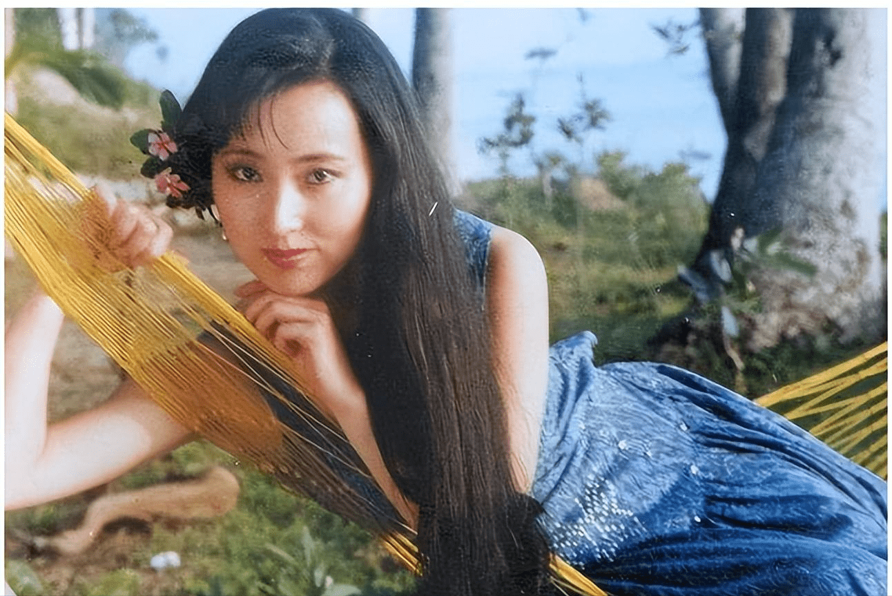 郝彤与彦君不一样,他不会扼杀陈晓旭的梦想,反而会在陈晓旭脆弱无助时