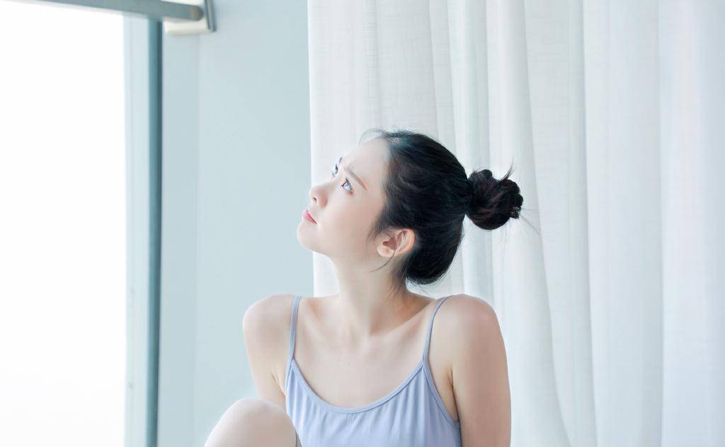 34岁杨幂挑战漫画腰,成功后却公开道歉,最尴尬的居然是张艺凡_动作