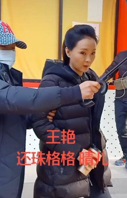 46岁王艳复出捞金,面容憔悴不似富太,翻白眼不愿与粉丝互动?