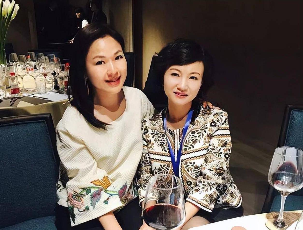 《凤凰卫视》主持人谢亚芳近照,超有女神范!