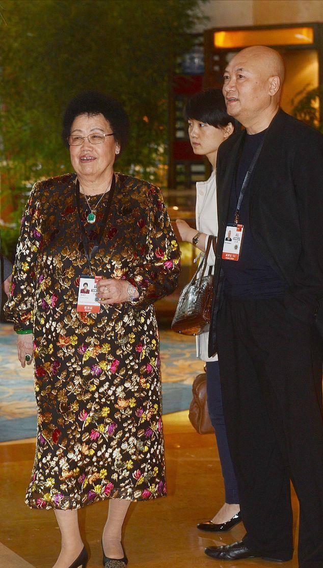 迟重瑞老婆一副贵妇模样,穿碎花裙很有气质,胖了也好看_整体_裙子