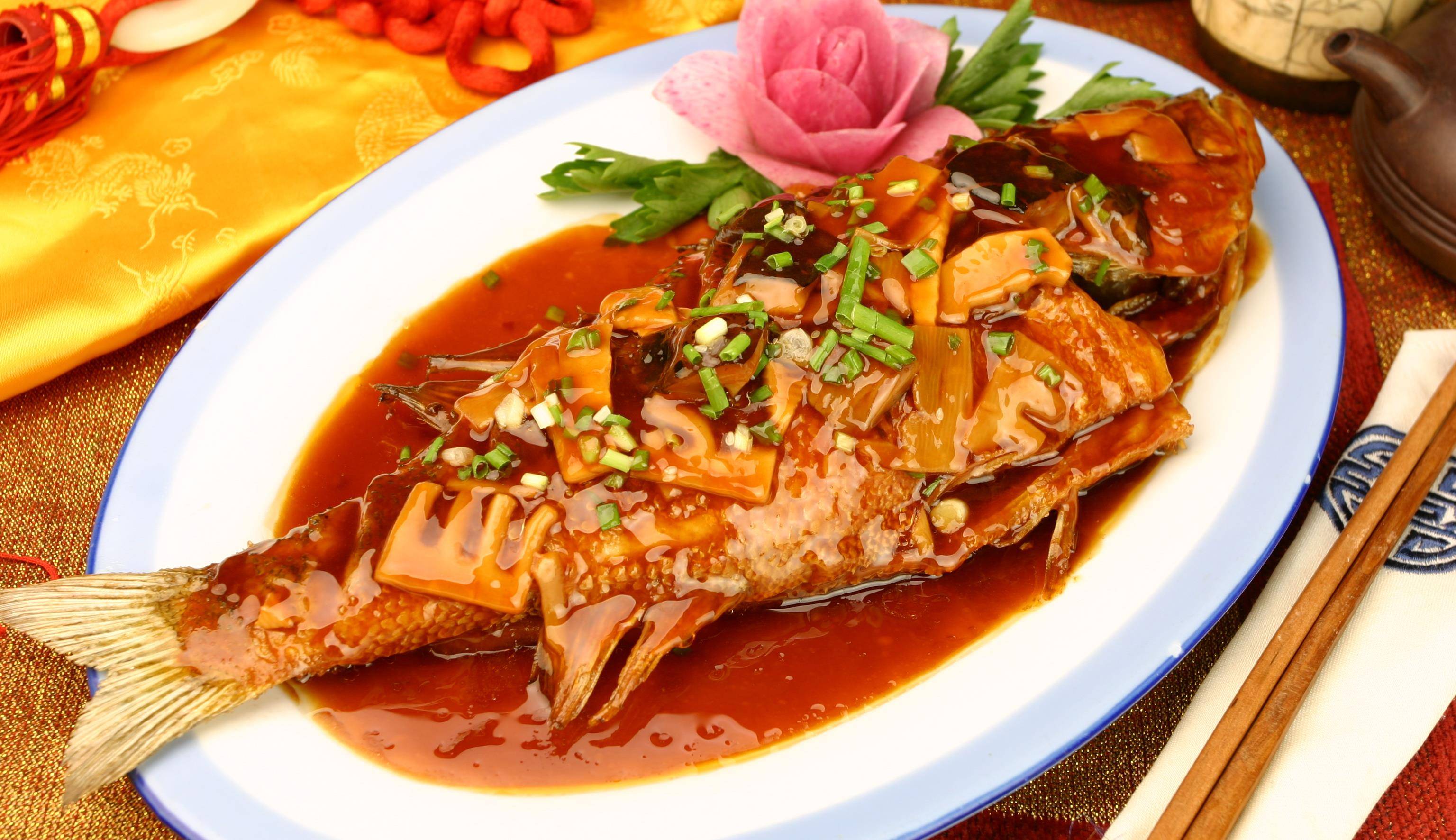 红烧鲤鱼主料:鲤鱼1条;辅料:食油4汤匙,食盐3克,姜1小块,料酒1茶匙