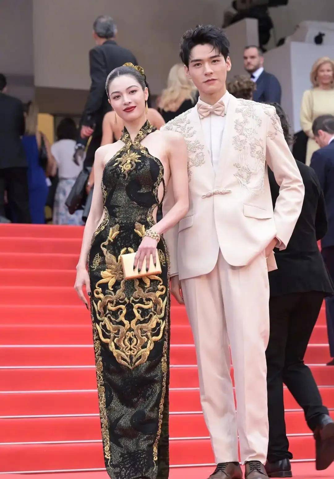 钟楚曦黑金刺绣旗袍 戛纳红毯东方美人_明星_生活_小时候