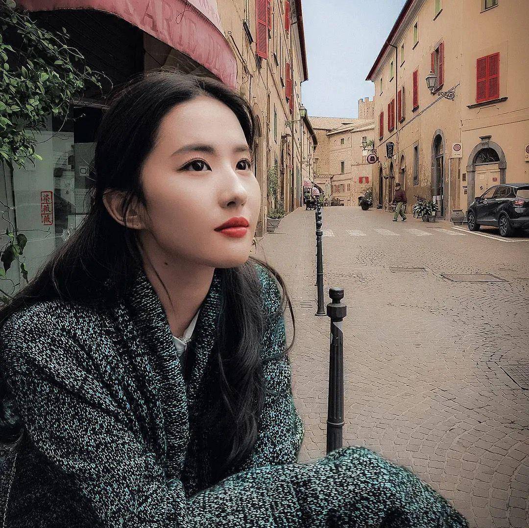 《去有风的地方》刘亦菲路透,在路人镜头下,这颜值也太真实了_作品