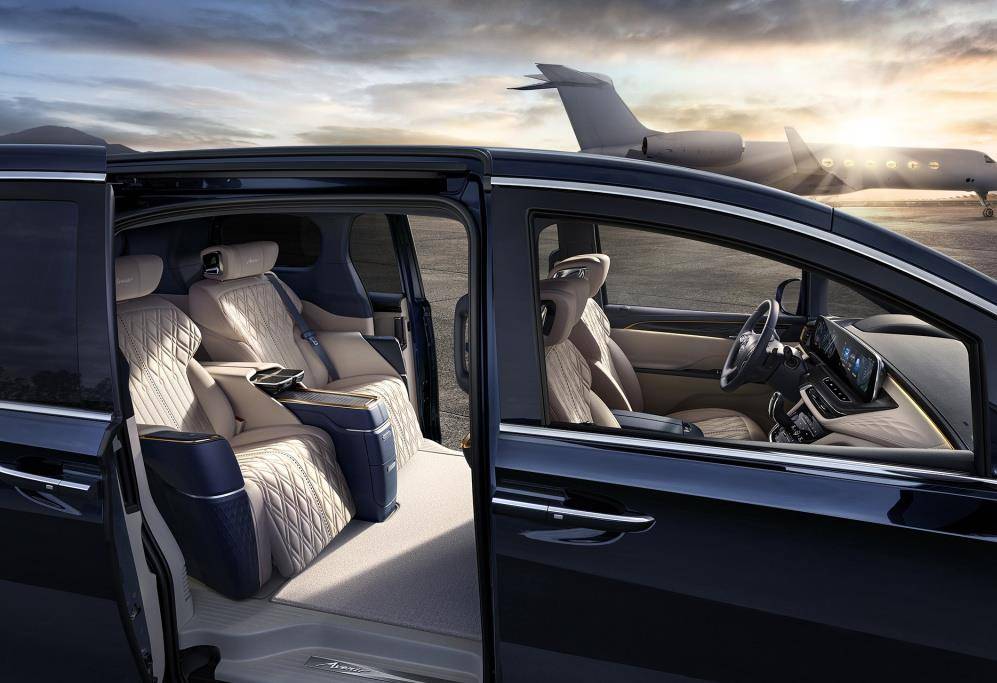 别克gl8四座版"云上市",汪涵主持,小岳岳体验,后排带香槟_搜狐汽车