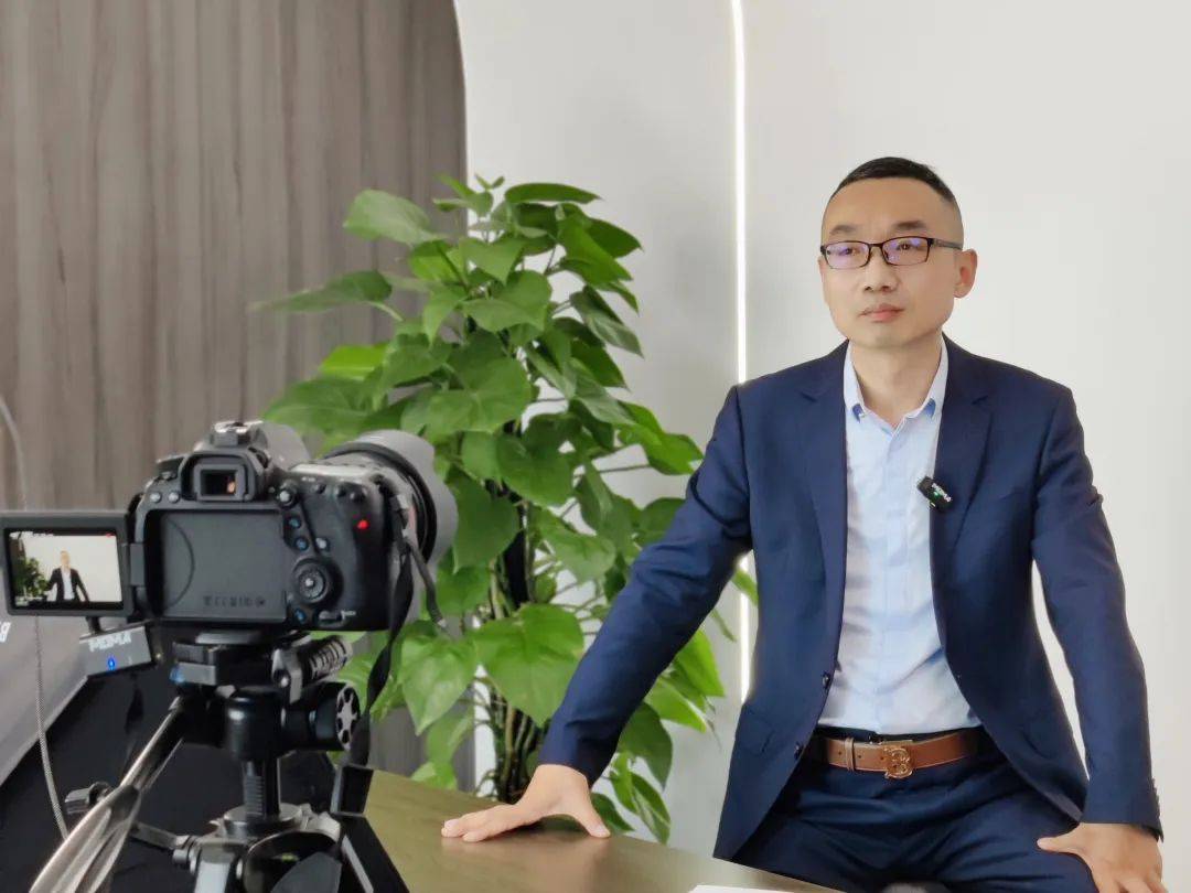 北京市两高律师事务所高级合伙人袁帅律师接受福布斯环球联盟国际化