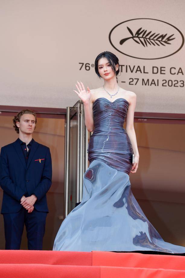 何丹彤受邀出席2023戛纳电影节红毯_时尚_风格_发型