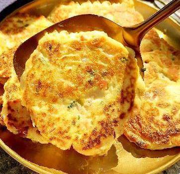 豆腐碎了怎么办?教你做外焦里嫩的豆腐饼_美食_勺子_洋葱