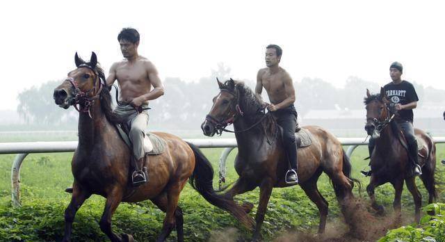 《让子弹飞》为什么那么好看,廖凡和邵兵的肌肉功不可没_张默_电影