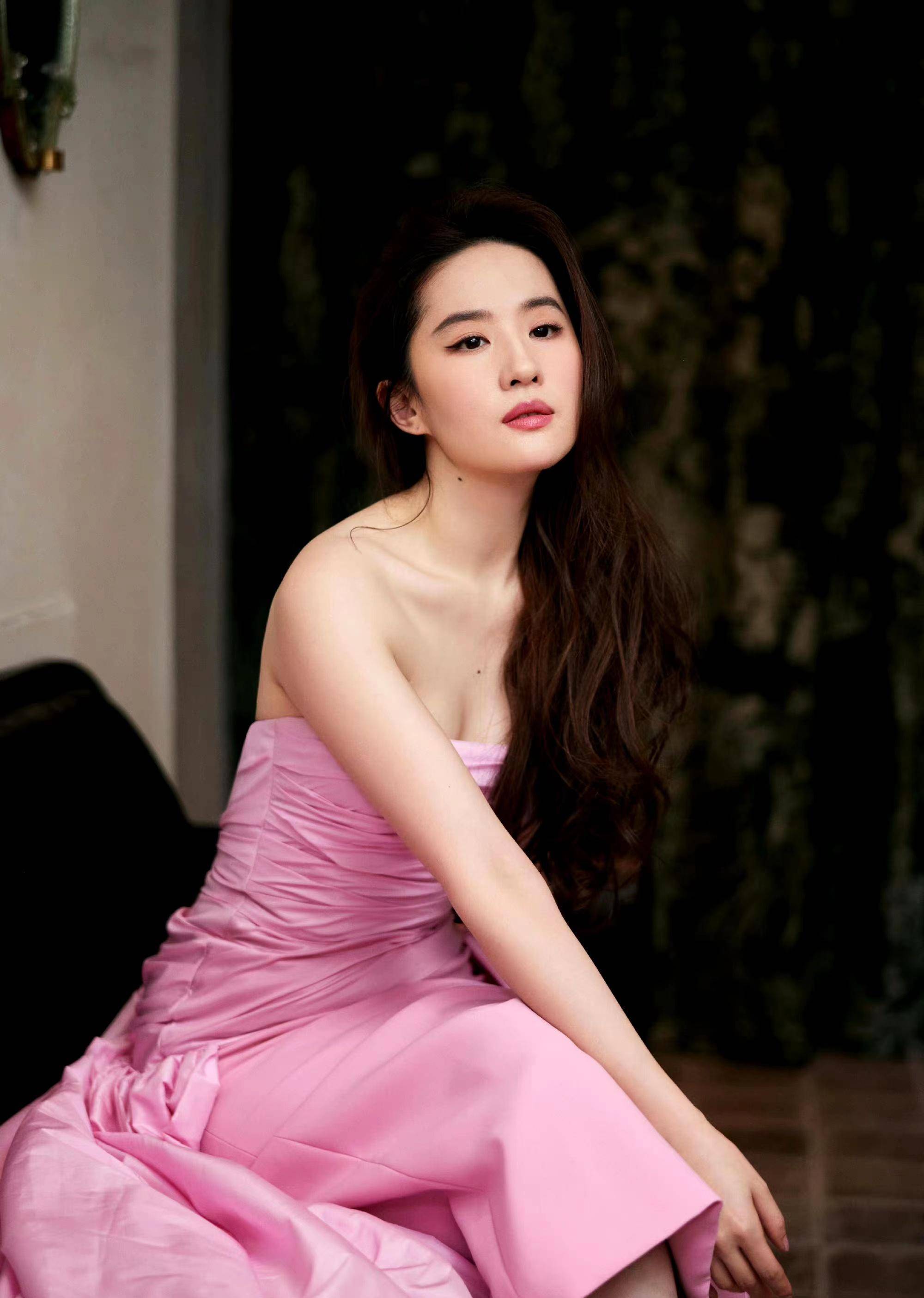 刘亦菲虽然身着粉红色连衣裙,远没有安妮海瑟薇身穿的金色高级定制