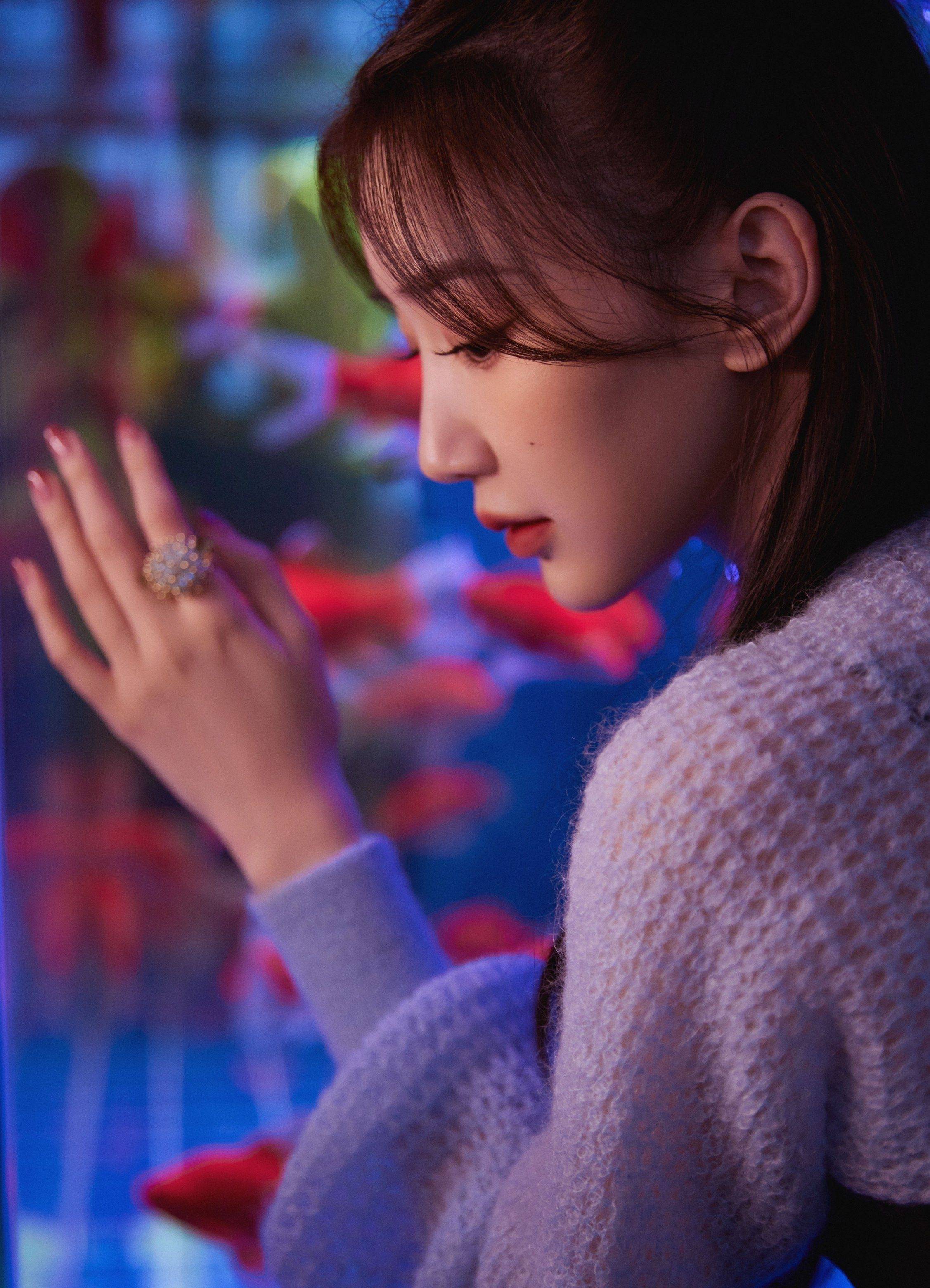 毛晓彤黑色吊带装优雅写真_皮肤_披肩_长发