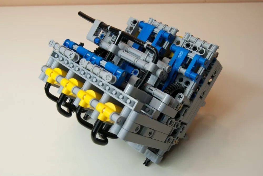 alex zorko的气动v8发动机乐高气动零件制作的发动机也非常强大,alex