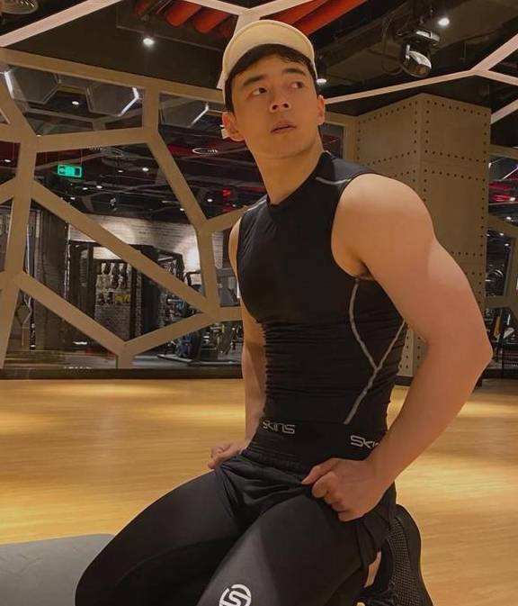 这枚健身房里的肌肉型男,男人味十足好养眼_哥哥_一身_帅哥