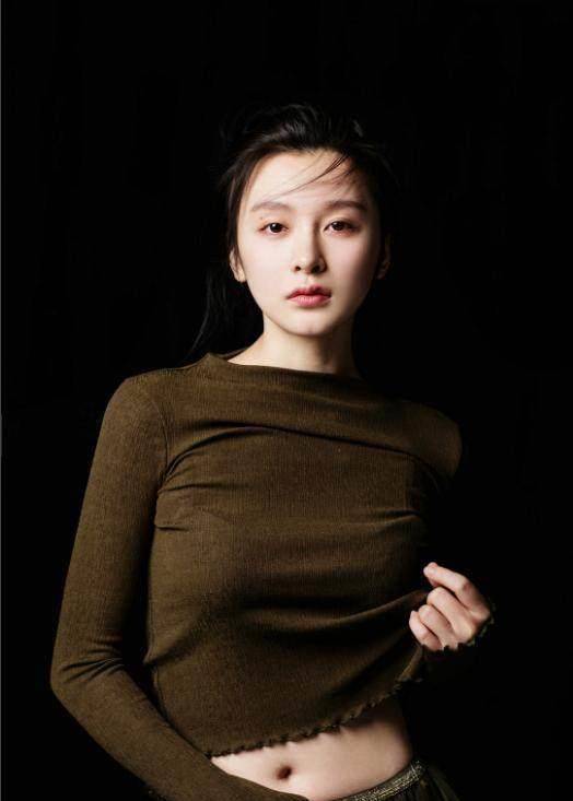 甜蜜暴击》女二气质不输关晓彤,与成龙合作被誉为90后动作女星_李萌萌