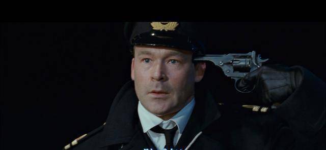 泰坦尼克号的船长,乘客询问他"船长,您能不能告诉我我现在应该怎么办"