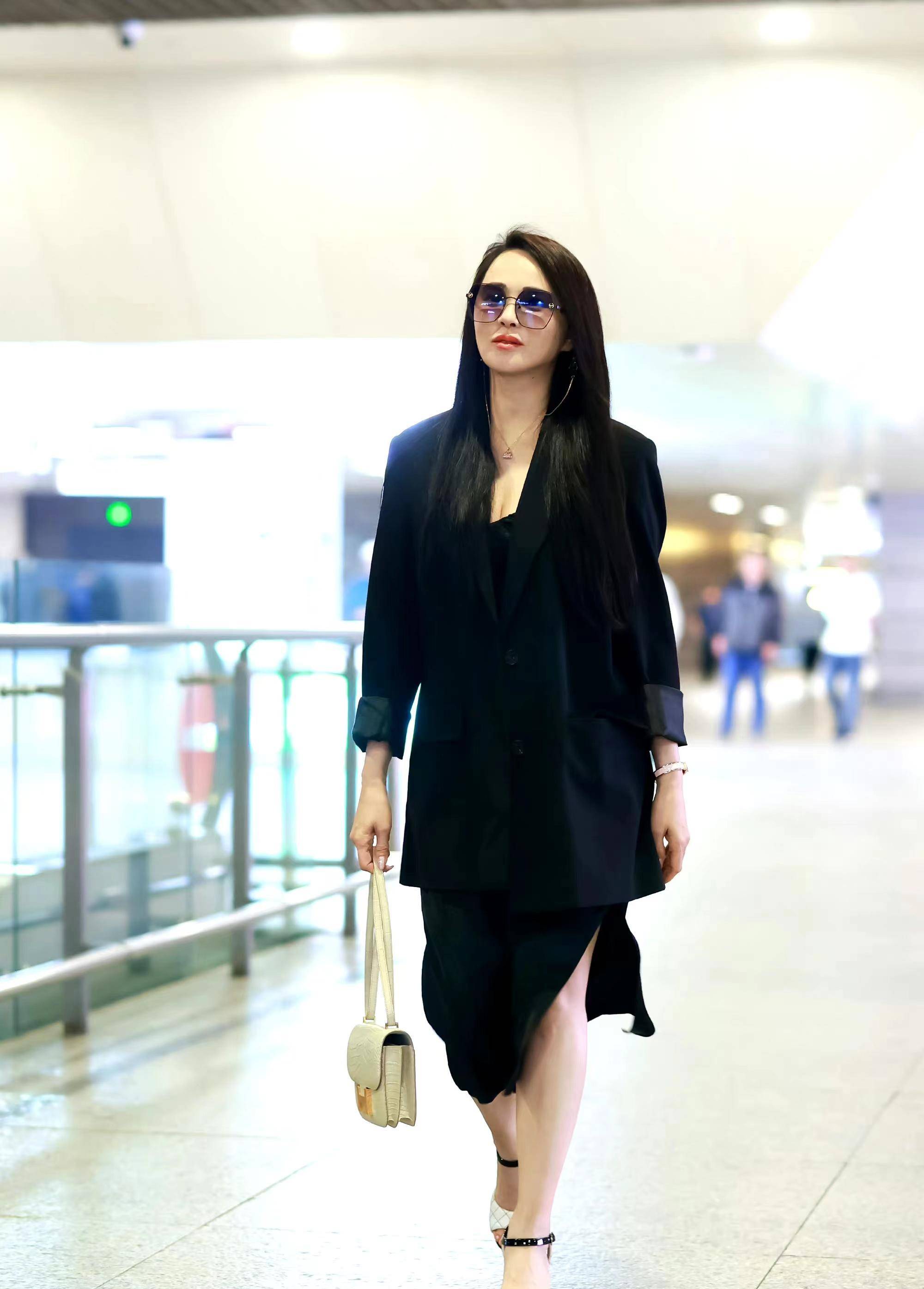 伊能静现身机场,一袭黑色时尚连衣裙搭配黑色西装,优雅有气场!