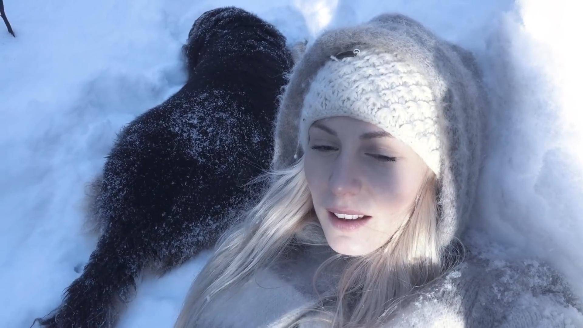 瑞典美女只穿内衣在零下几十度的冰湖里洗冰浴,一点不抖还又美又仙