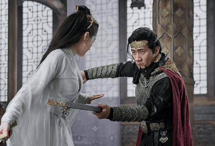 《图兰朵》姜文双马尾造型火了,用最温柔的话,演绎最霸道的皇帝_因为