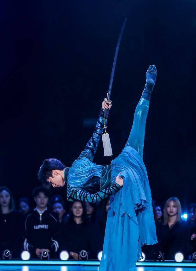 《舞蹈风暴》迎50进36最后一战 彭昱畅以"演员"视角与舞者共情_官沈伟