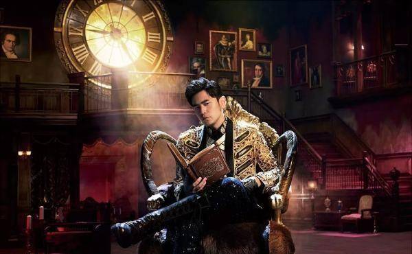 《说好不哭》mv,周杰伦弹钢琴的那个镜头真的像和陈赫很像吗?