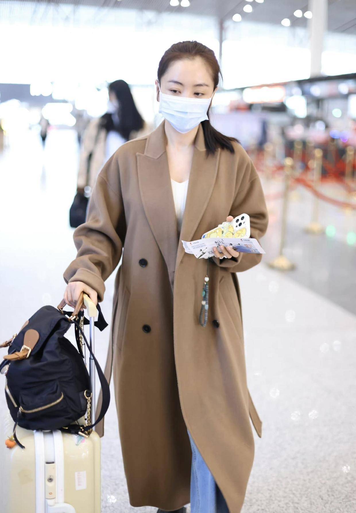 杨蓉真看不出41岁了,穿棕色大衣素颜有气场,低调却很有少女感