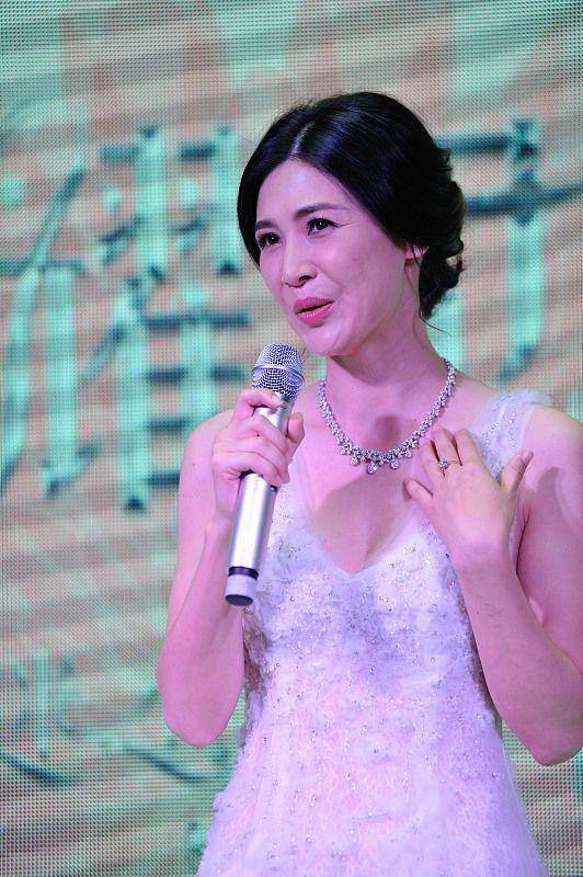 周一围眼光真挺好,前女友童蕾40 还是那么美,一袭长裙精致优雅_浅色