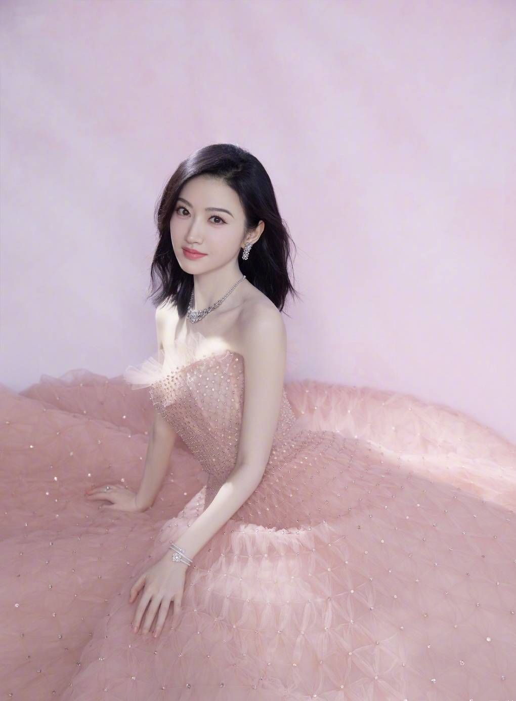 电影华表奖红毯:柳岩娇媚有致,景甜仙气十足,佟丽娅魔鬼身材_长裙