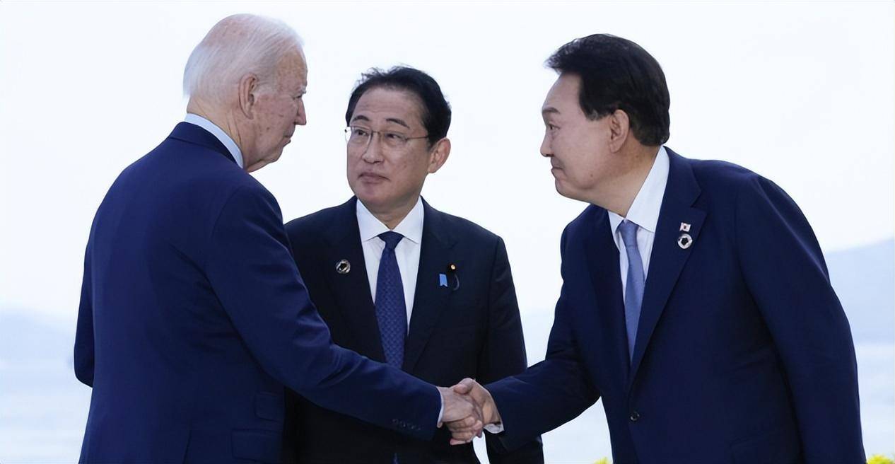 g7峰会期间,美日韩三国开小会,拜登手拉岸田,高调表扬尹锡悦_日本
