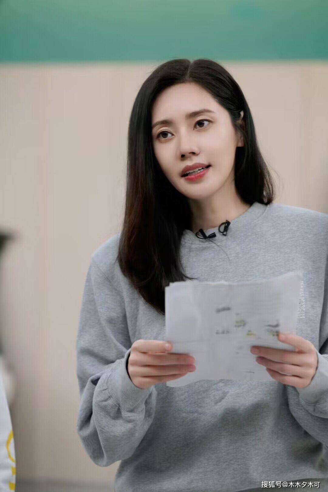 现场布置了气球,还买了蛋糕,鲜花,秋瓷炫还在微博公开表白老公,称一