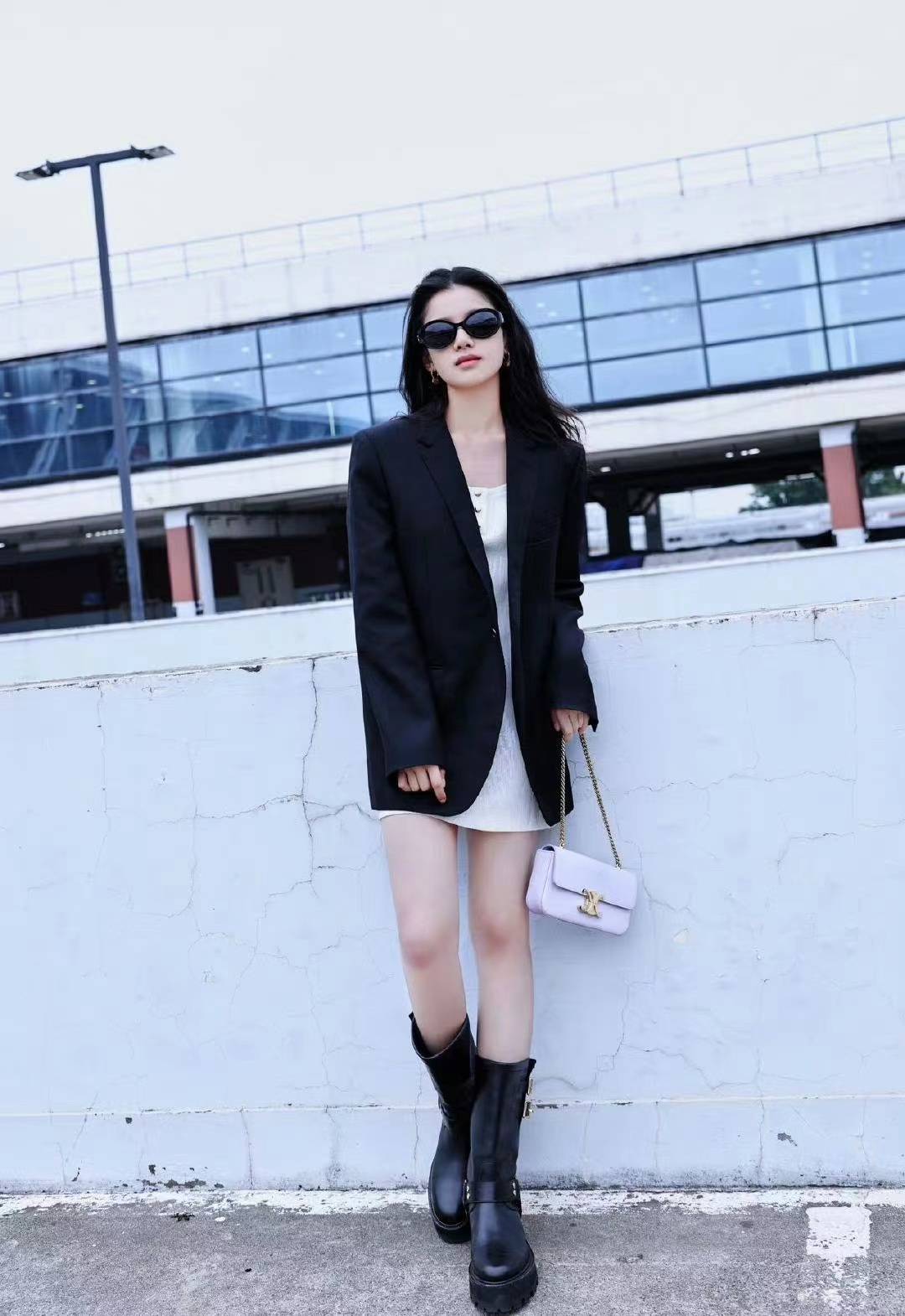 张婧仪赴戛纳参加品牌活动,黑色西装配连衣裙,酷girl上线_时尚_造型