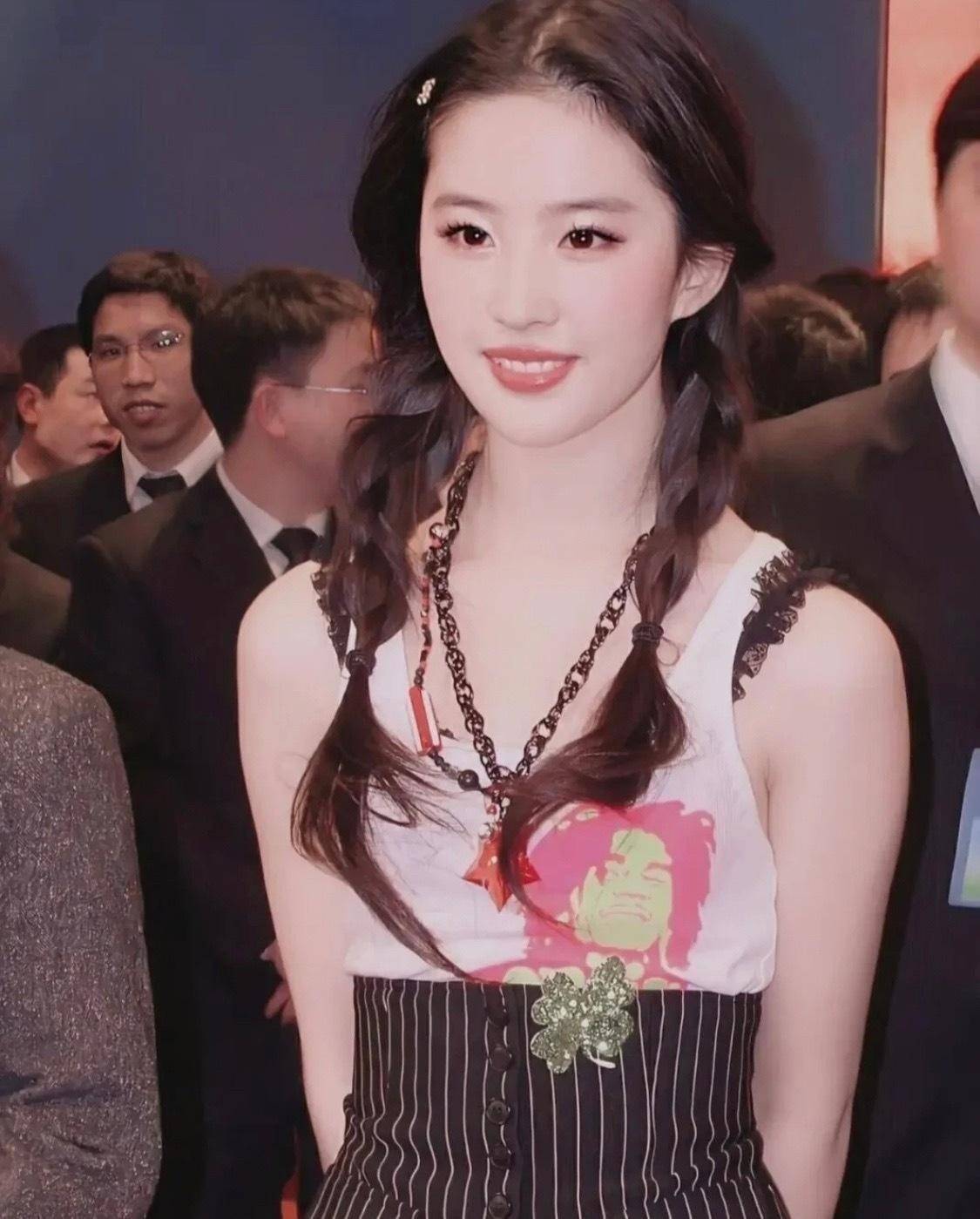 刘亦菲18岁的样子太美了,梳双马尾少女感十足,造型甜美又养眼_时尚