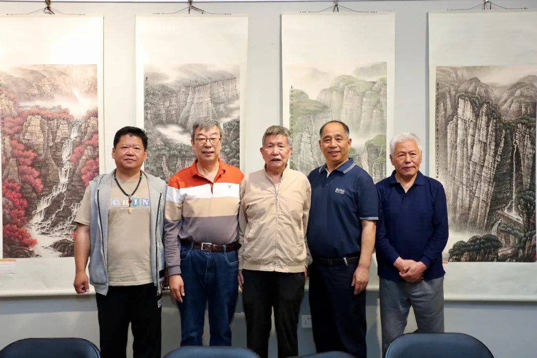 现场张柏林与何延喆在画展现场张柏林与王景奎在画展现场纪振民,霍然