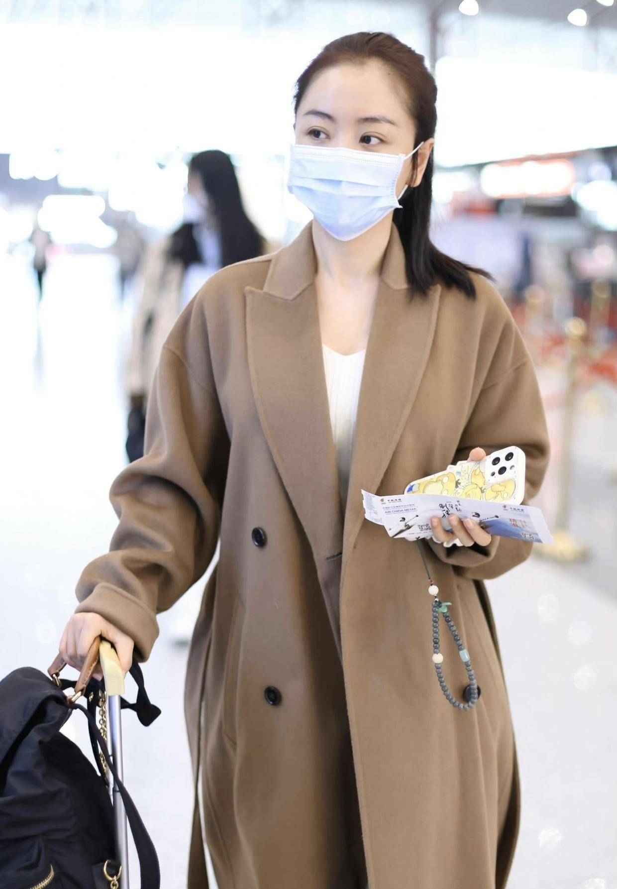 杨蓉真看不出41岁了,穿棕色大衣素颜有气场,低调却很有少女感