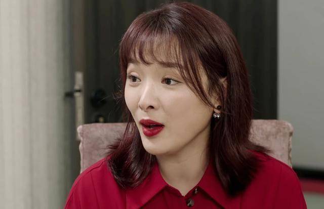 说起爱情故事,总绕不开香秀,她最初与王小蒙,刘英并称象牙山的3朵村花