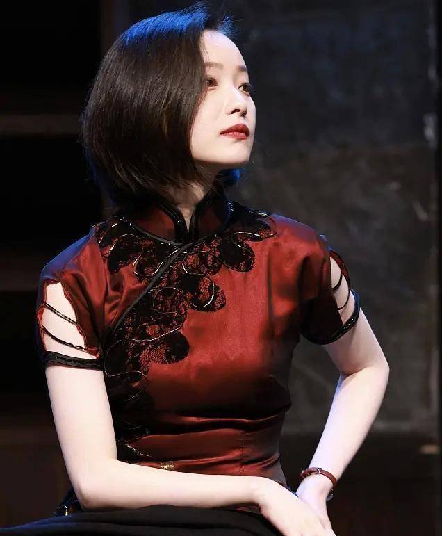 《幺幺洞捌》倪妮穿暗红色旗袍,坐在那里就已经装满风情_话剧_抗战