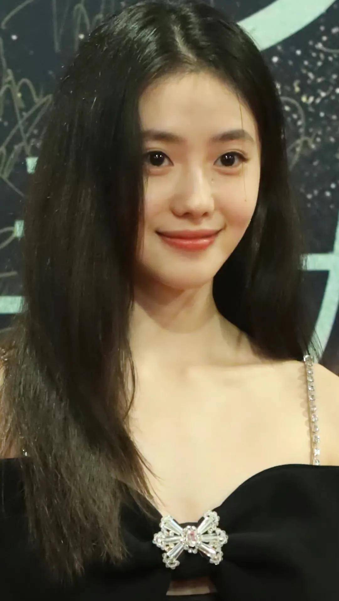 刘浩存红毯亮相,漂亮的小黑裙_银色_黑色_裙子