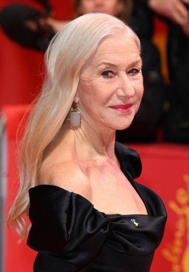 77岁外国女星不分年龄留长发,银发走红毯魅力十足_海伦·米伦_女王