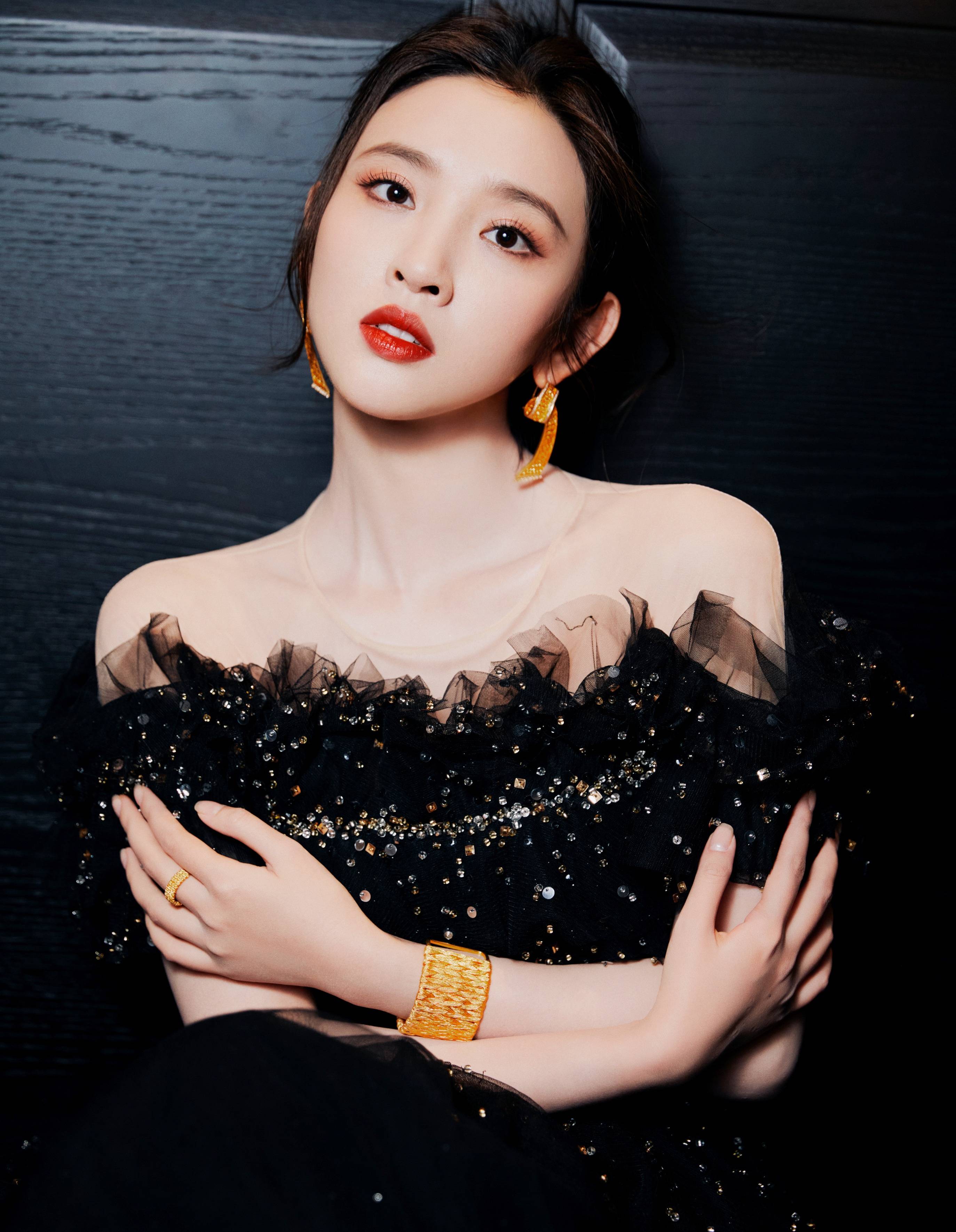 气质女神唐艺昕太美了,满天星落在你的身上,衬着你清丽之美_才华_演艺