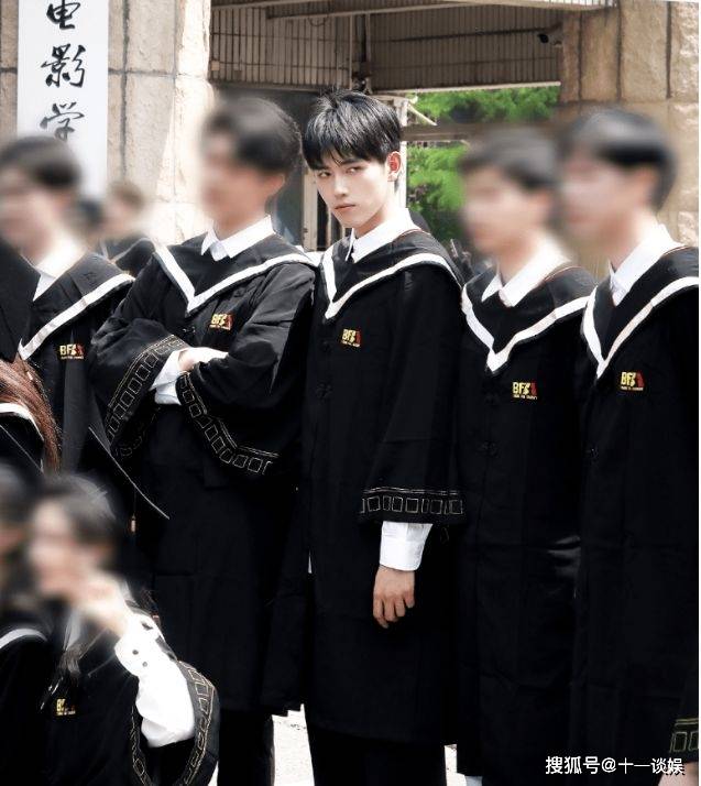 偶遇陈飞宇回北电拍毕业照,穿白衬衣帅气十足,与老师合影显拘谨_吴磊