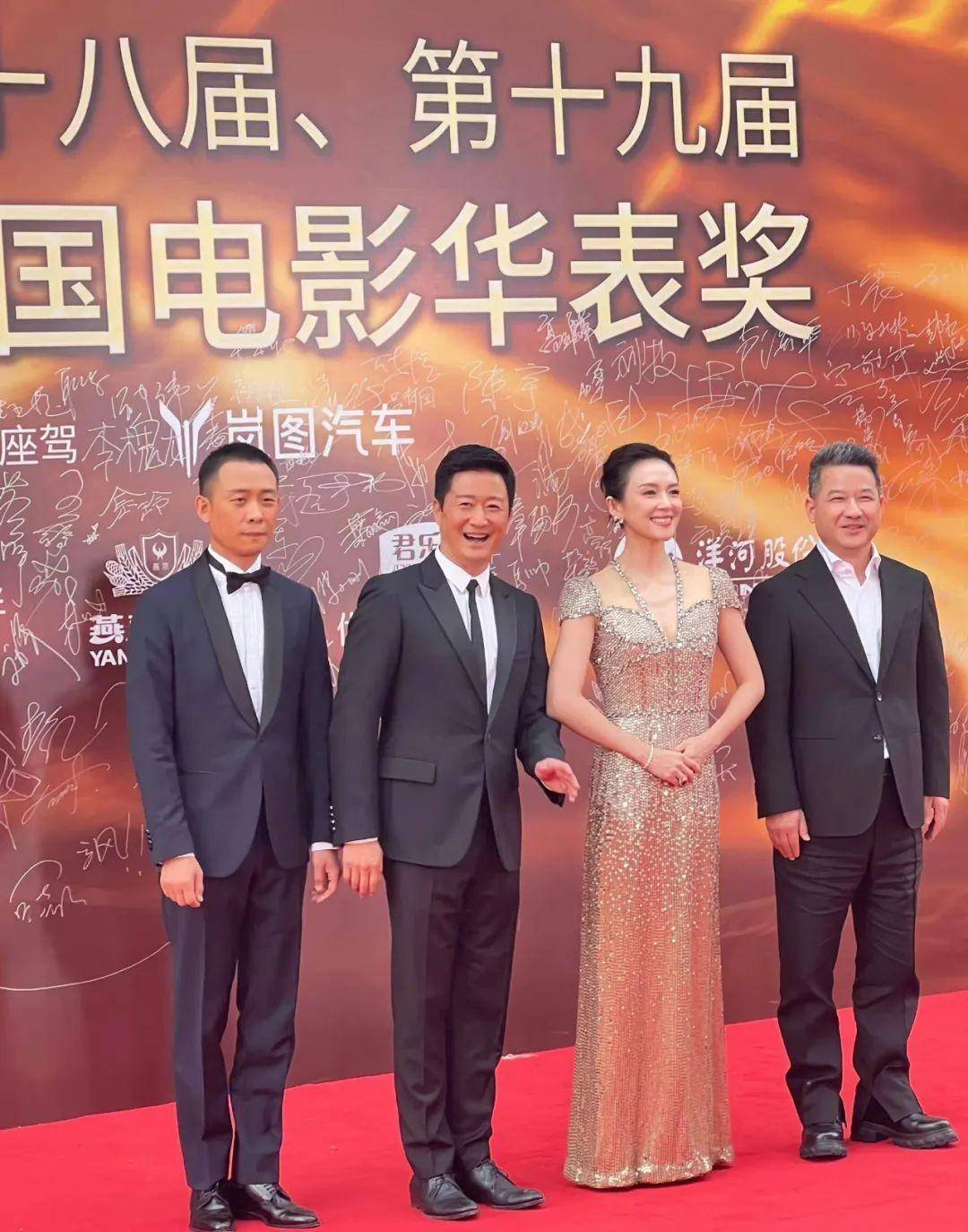 华表奖后台花絮:吴京拥抱谢霆锋,张一山逗笑关晓彤_陈伟霆_刘晓庆_一