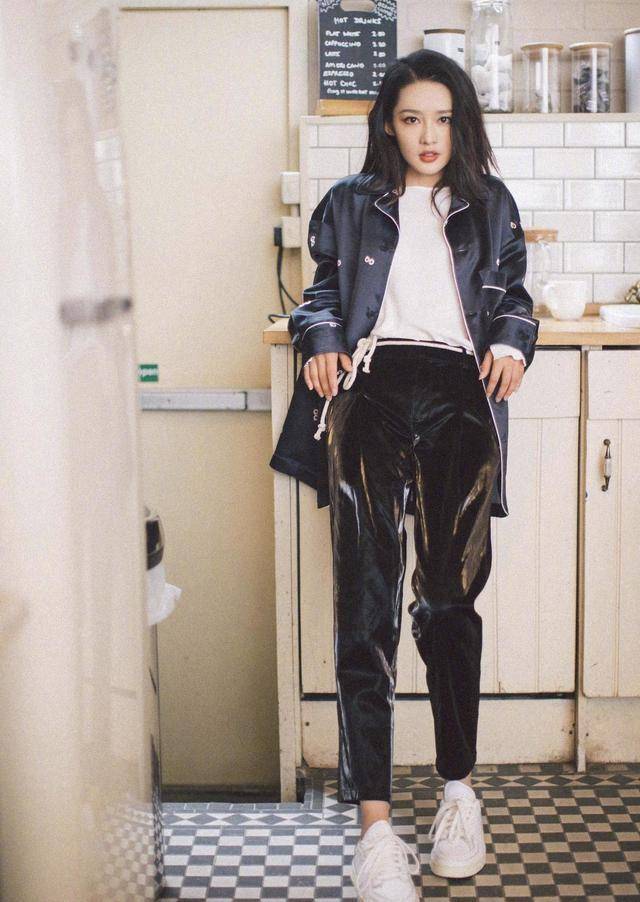 甜甜的李沁突然画风转变,一身酷黑服装搭配马丁靴,酷潮女孩上线_穿着