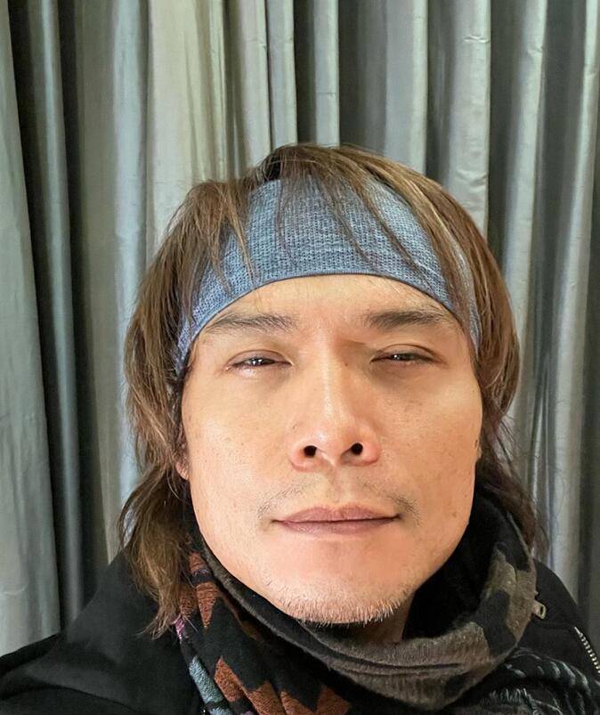 55岁伍佰演唱会,唱了几句就不唱,打扮老气显沧桑,知情人曝近况_万梓良