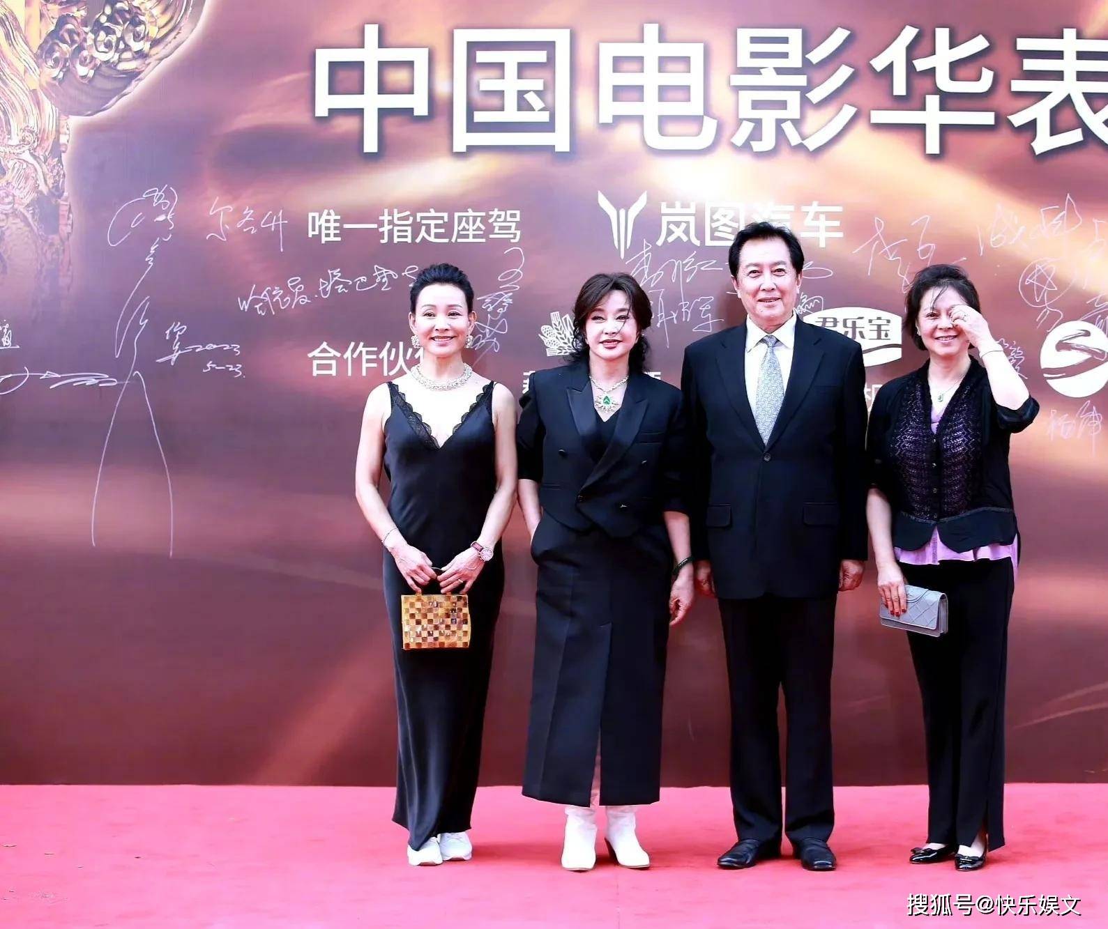 71岁唐国强回国参加华表奖!与刘晓庆搂抱合影,感情亲密关系好