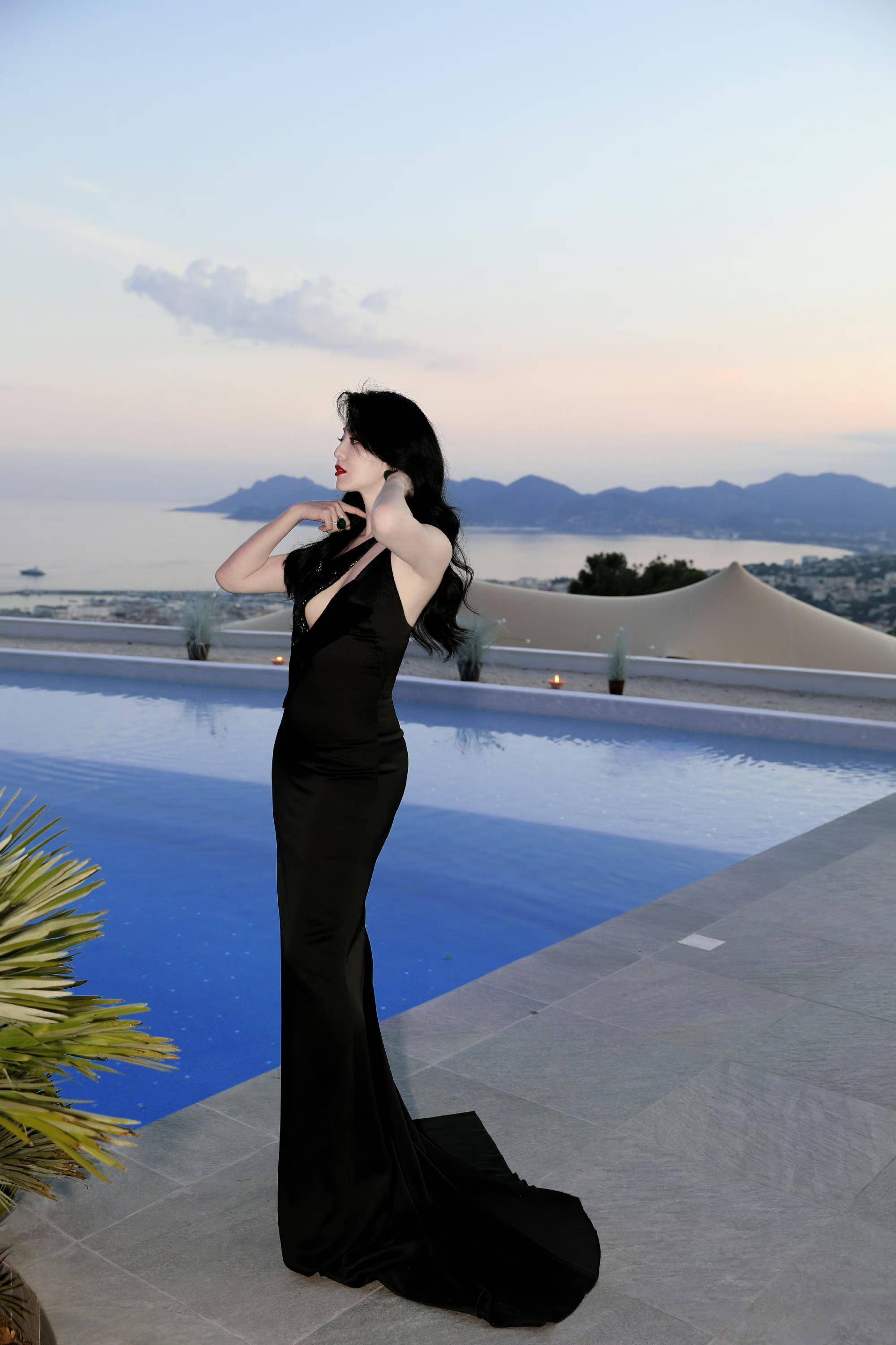 戛纳第七天:范冰冰暗夜玫瑰,周冬雨大秀美背,张丽娜超级深v_明星_电影